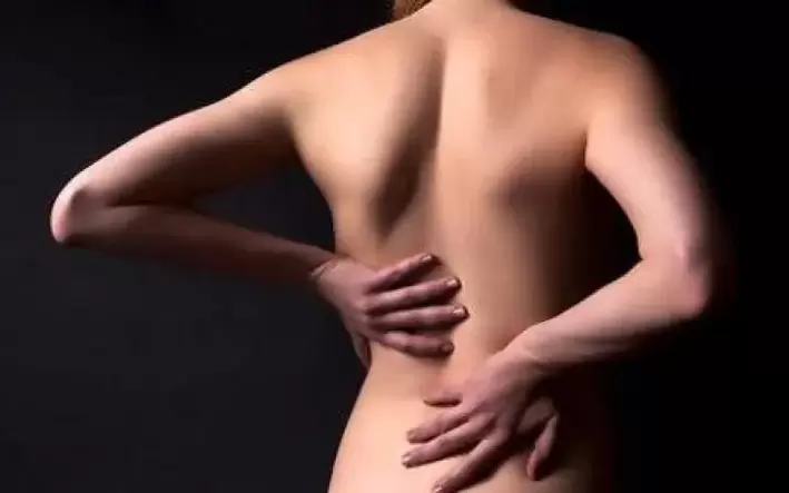 With osteochondrosis, you can rub your back with folk heating masses